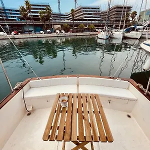 Bateau-hôtel Stylish 80's Fishing Boat, Sant Adrià de Besòs